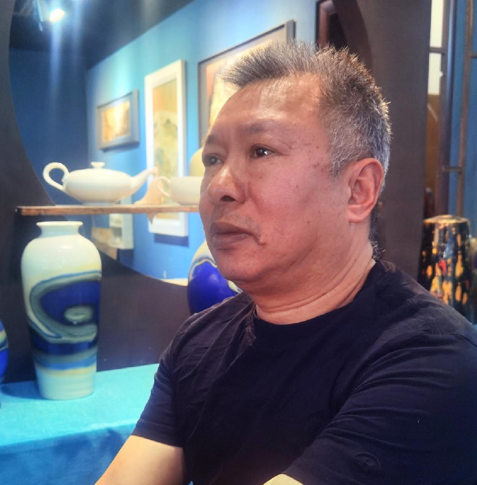 嚴(yán)維明（國瓷紅葉畫院高級(jí)畫師）